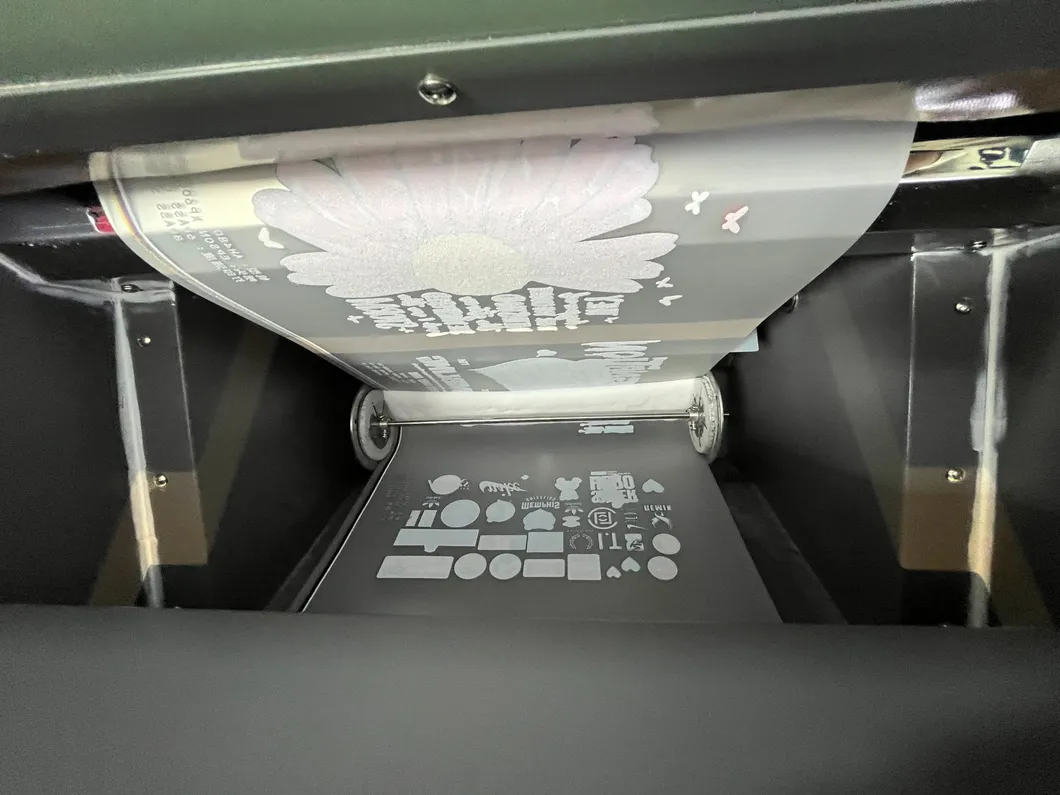 Nakładanie kleju w tunelu DTF