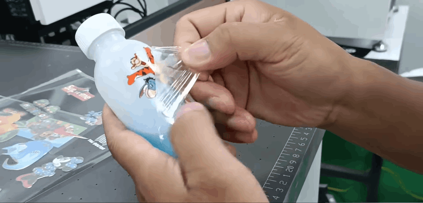 Odrywanie folii DTF UV i pozostawienie naklejki