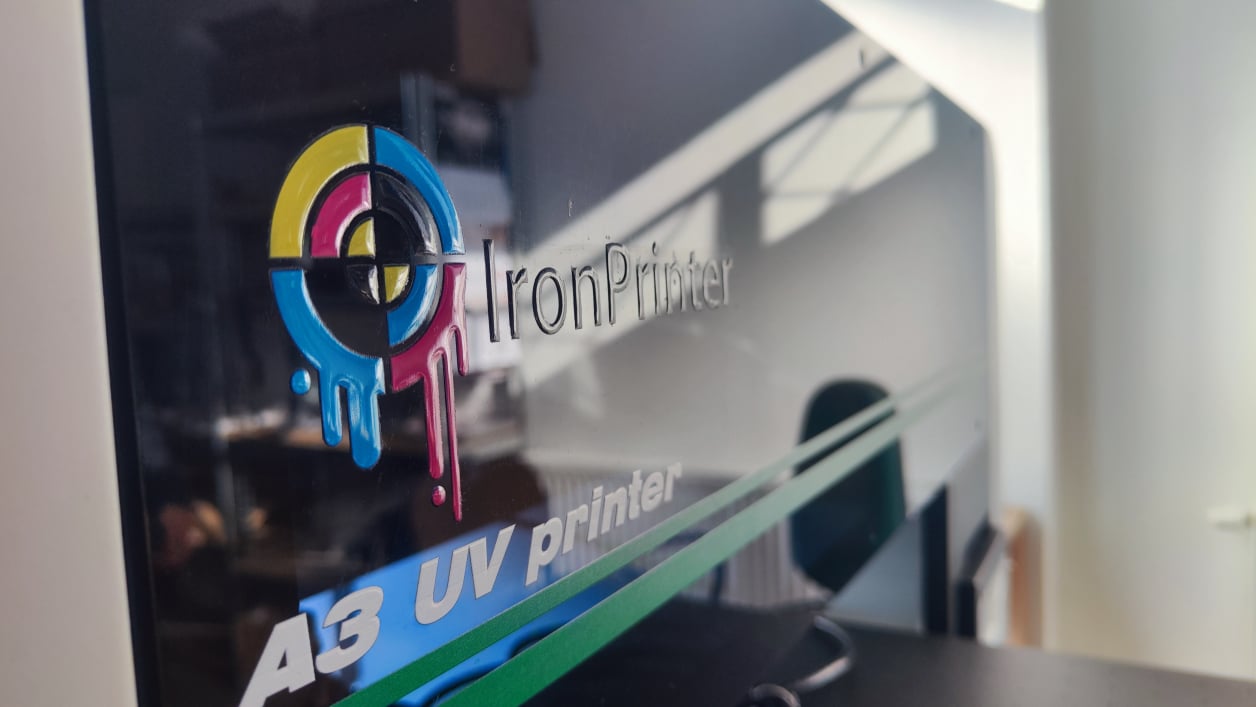 Varnish czyli lakier bezbarwny w drukarce UV A3