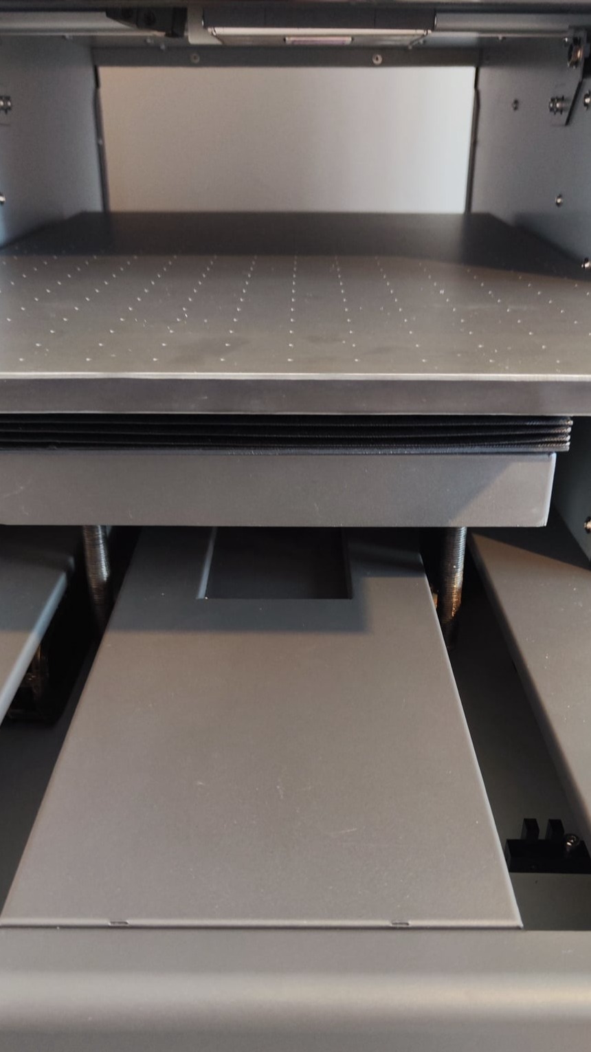 Przelotowy stół z podciśnieniem w drukarce UV A3