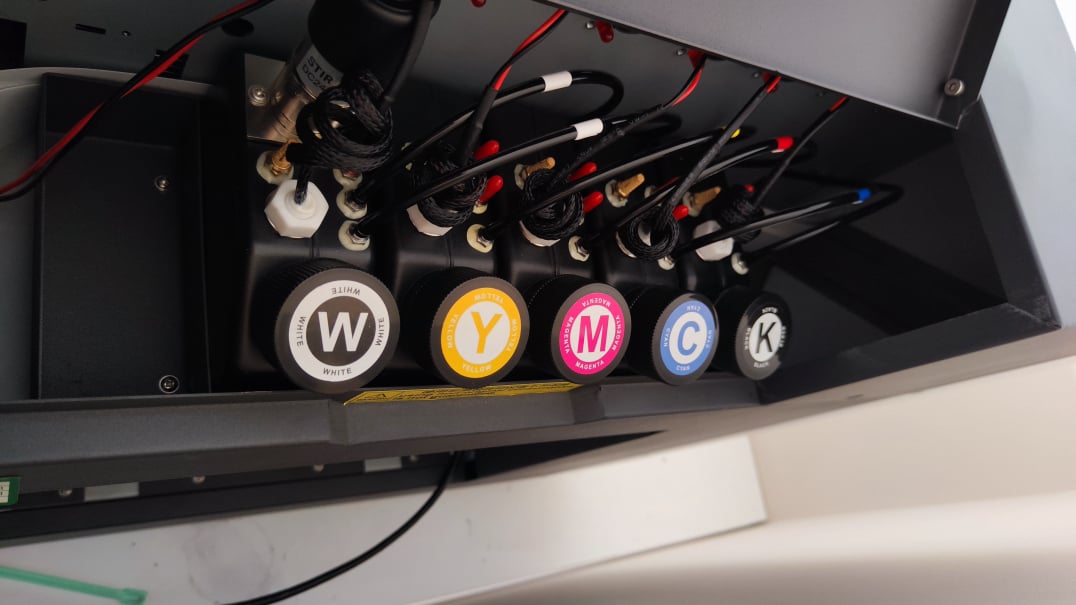 Alarm niskiego poziomu tuszu i mieszanie białego koloru